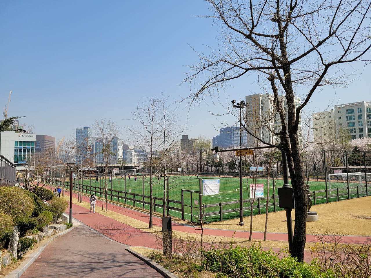 执教英超前25场积分榜：穆帅64分居首，斯洛特60分第二.